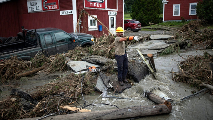 Zac Drown, de Lyndon Electric Company, en medio de los daños causados por las inundaciones en Lyndon, Vermont, el 30 de julio de 2024. (Dmitry Belyakov/Foto AP)