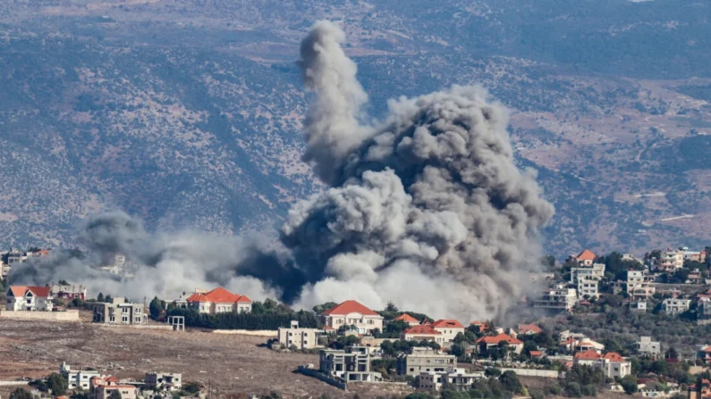 El humo se eleva del sitio de un ataque aéreo israelí que tuvo como objetivo la aldea sureña libanesa de Khiam el 25 de septiembre de 2024. (Rabih Daher/AFP a través de Getty Images)