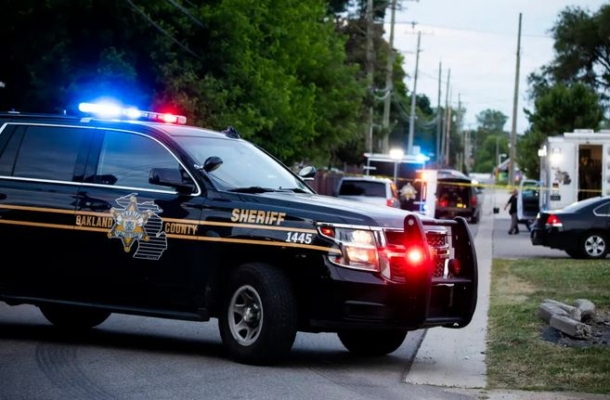 La policía investiga la escena de un tiroteo en el Brooklands Plaza Splash Pad en Rochester Hills, Michigan, el 15 de junio de 2024. (Bill Pugliano/Getty Images)