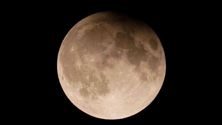 Una superluna con eclipse lunar parcial se eleva sobre el lago Michigan en Chicago el 17 de septiembre de 2024. (Kiichiro Sato/Foto AP)