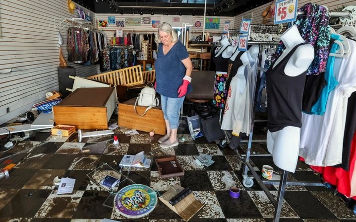 Jill Rice observa los daños causados en su tienda por las inundaciones del huracán Helene en Gulfport, Florida, el 27 de septiembre de 2024. (Mike Carlson/Foto AP)