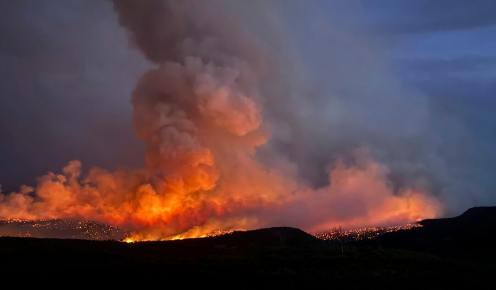 El incendio Bucktail en el oeste de Colorado el 1 de agosto de 2024. (Distrito de Protección contra Incendios de Telluride vía AP)