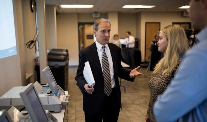 El secretario de Estado de Minnesota, Steve Simon, habla durante una prueba de máquinas de votación en St Louis Park, Minnesota, el 23 de octubre de 2018. (Stephen Maturen/Getty Images)