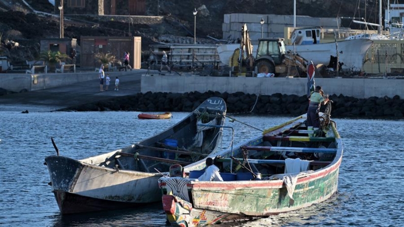 Dos embarcaciones con un total de 151 personas a bordo fueron rescatadas cerca de la isla canaria de El Hierro (Atlántico) esta madrugada del 28 de septiembre de 2024, mientras continúa la búsqueda del medio centenar de personas desaparecidas al naufragar otra embarcación frente a las costas de la isla. EFE/Gelmert Finol