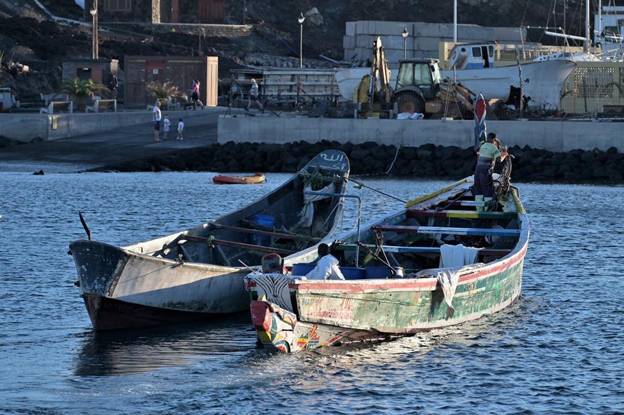 Al menos nueve migrantes muertos y 50 desaparecidos tras volcar su barca en las Canarias