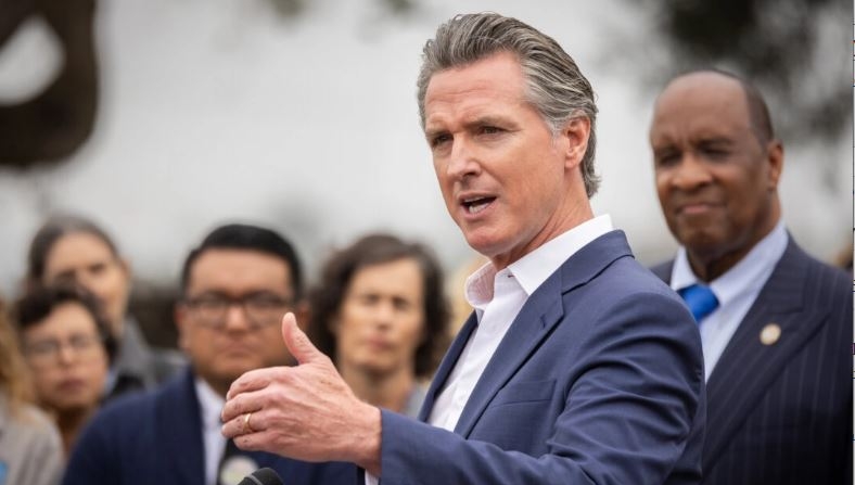 El gobernador de California Gavin Newsom habla en Los Ángeles el 25 de septiembre de 2024. (John Fredricks/The Epoch Times)