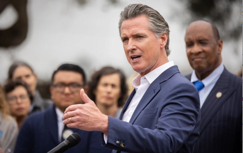 Newsom rechaza proyecto de ley que obliga a escuelas proporcionar preservativos gratuitos