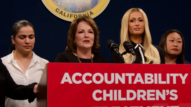 La senadora estatal de California, Shannon Grove (2ª desde la izquierda), habla en una conferencia de prensa sobre el Proyecto de Ley del Senado 1043 junto a Paris Hilton y las senadoras Aisha Wahab (izquierda) y Janet Nguyen (derecha) el 15 de abril en el Capitolio. (Travis Gillmore/The Epoch Times)