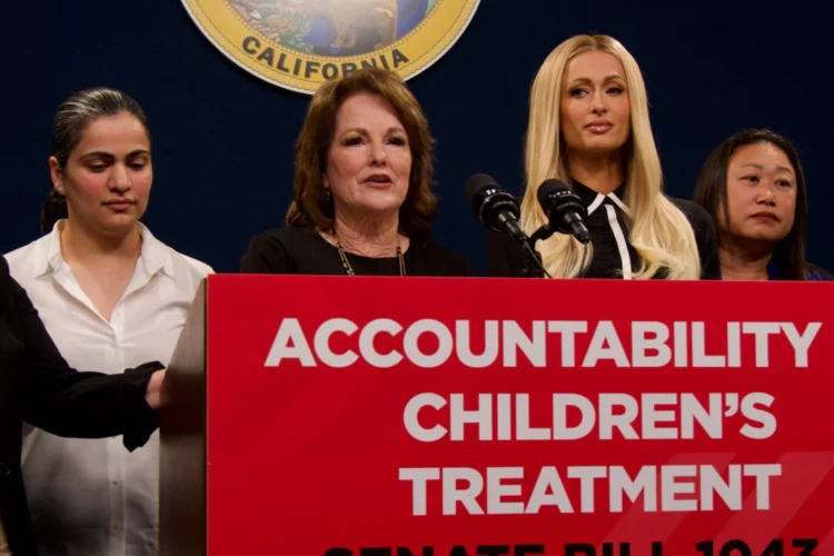 Paris Hilton recibe el apoyo de Newsom al firmar proyecto de ley para proteger a los adolescentes vulnerables