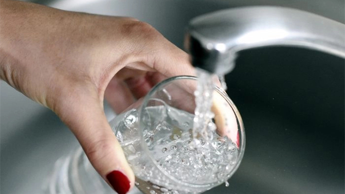 Una mujer llena un vaso de agua en una foto de archivo. (Franck Fife/AFP/Getty Images)