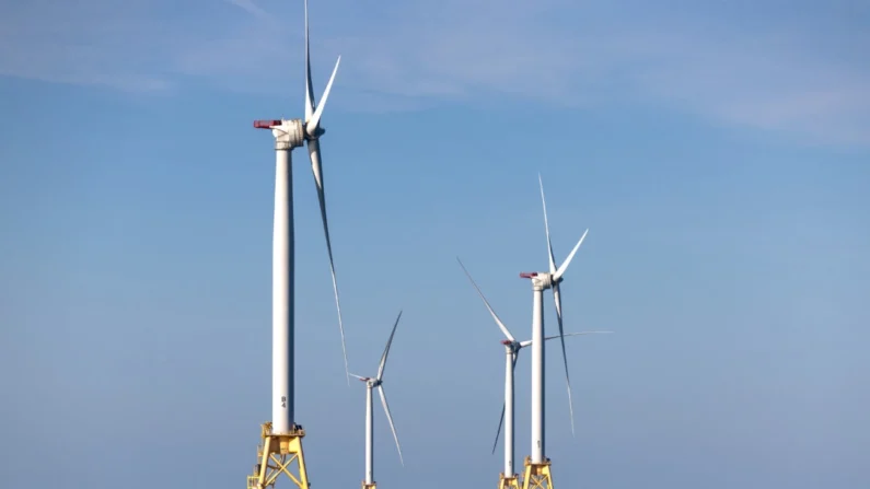 Las turbinas eólicas generan electricidad en el Parque Eólico Block Island, cerca de Block Island, R.I., el 7 de julio de 2022. (John Moore/Getty Images)