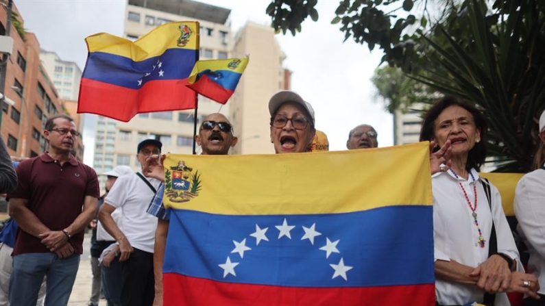 Venezolanos participan de una manifestación este sábado 28 de septiembre de 2024, en la ciudad de Caracas (Venezuela), para protestar en contra del resultado de las presidenciales del 28 de julio. EFE/ Miguel Gutierrez