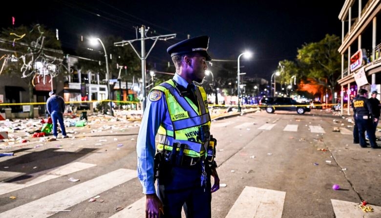 Agentes de policía trabajan en el lugar de un tiroteo ocurrido durante el desfile Krewe of Bacchus en Nueva Orleans el 19 de febrero de 2023. (Chandan Khanna/AFP/Getty Images)