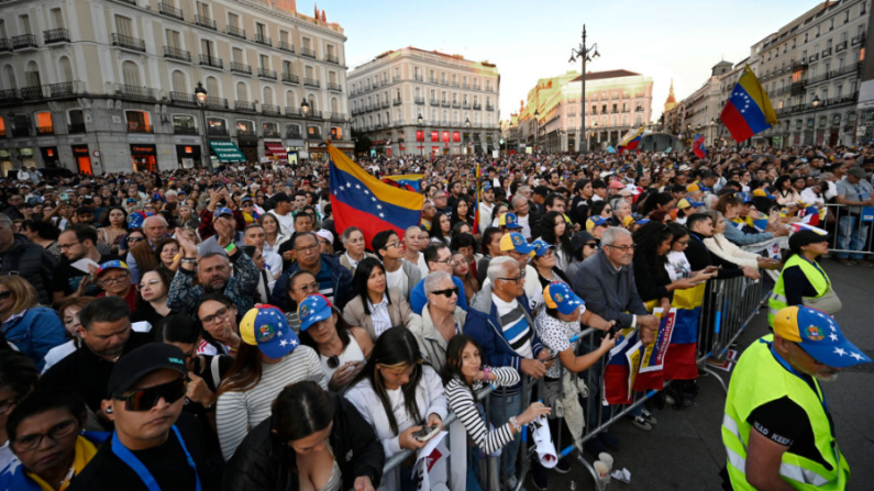 Manifestantes se reúnen en la plaza de la Puerta del Sol, Madrid, España, para manifestarse tras un llamado a la protesta mundial contra los resultados de las disputadas elecciones en Venezuela, el 28 de septiembre de 2024 en Madrid. (Javier Soriano/AFP vía Getty Images)