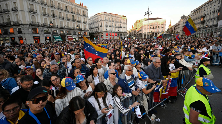 Miles de venezolanos se concentran en Madrid para pedir la investidura de Edmundo González