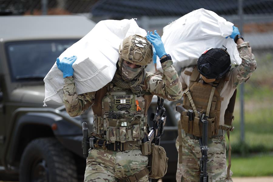 Autoridades panameñas decomisan 3.2 toneladas de cocaína y arrestan a cuatro colombianos