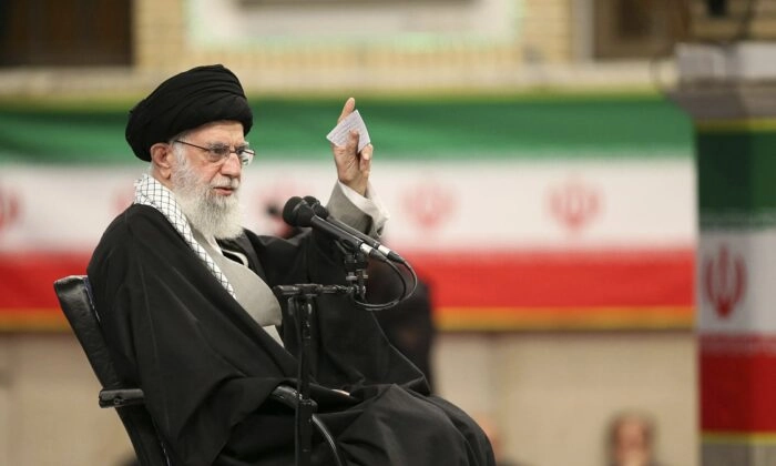 Líder supremo iraní pide al mundo musulmán que ayude a Hezbolá a luchar contra Israel