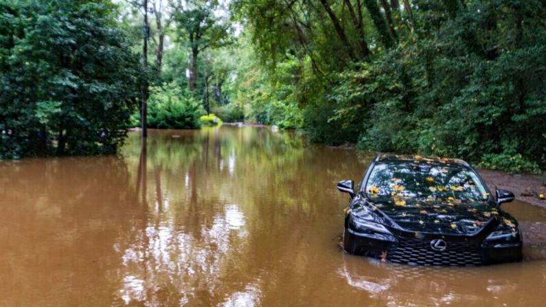 Un vehículo parcialmente sumergido en el agua tras el paso del huracán Helene, en Atlanta, el 27 de septiembre de 2024. (Jason Allen/Foto AP)