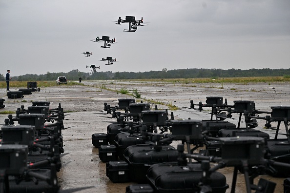 Drones de reconocimiento DJI Matrice 300 durante vuelos de prueba en la región ucraniana de Kiev el 2 de agosto de 2022. (Sergei Supinsky/AFP vía Getty Images)