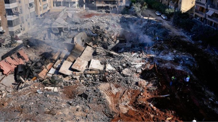 La gente se reúne cerca del lugar del asesinato del líder de Hezbolá, Hassan Nasrallah, en los suburbios del sur de Beirut, Líbano, el 29 de septiembre de 2024. (Hassan Ammar/AP Photo)