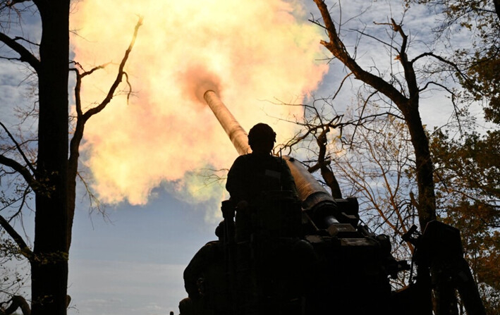 Militares ucranianos de la 43 Brigada de Artillería disparan un cañón autopropulsado 2S7 Pion hacia posiciones rusas en una línea de frente en la región de Donetsk, Ucrania, el 27 de septiembre de 2024. (Genya Savilov/AFP vía Getty Images)