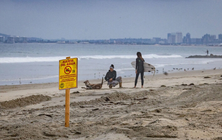 Señales de advertencia sobre la presencia de agua contaminada en Imperial Beach, California, el 19 de septiembre de 2024. (John Fredricks/The Epoch Times)