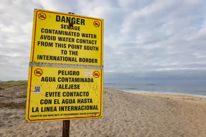 Señales de advertencia sobre el agua en las arenas de Imperial Beach, California, el 19 de septiembre de 2024. (John Fredricks/The Epoch Times)