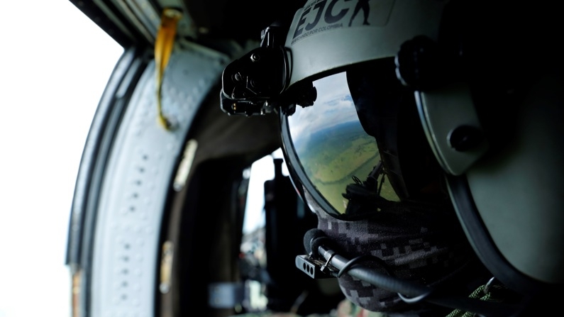 Fotografía de archivo en donde se ve un soldado colombiano a bordo de un helicóptero. (EFE/ Mauricio Dueñas Castañeda)