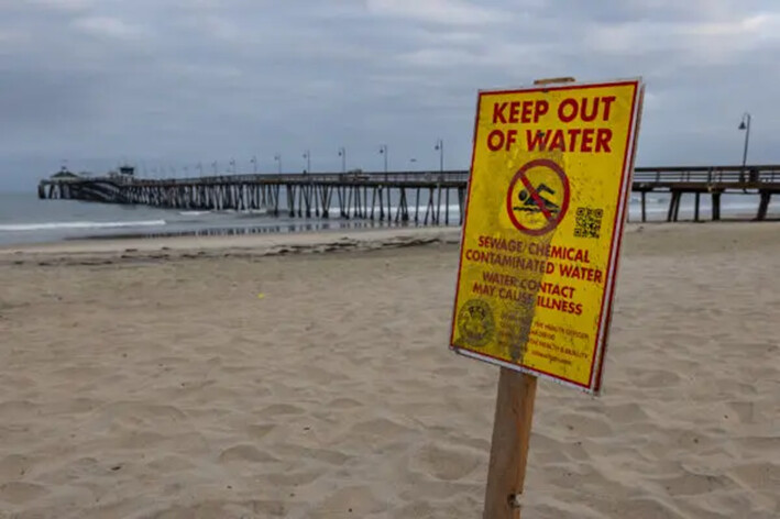 Señales de advertencia sobre la presencia de agua contaminada en Imperial Beach, California, el 19 de septiembre de 2024. (John Fredricks/The Epoch Times)