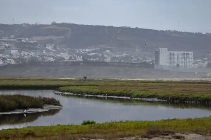 El río Tijuana fluye a la vista de la frontera entre EE.UU. y México en Imperial Beach, California, el 19 de septiembre de 2024. (John Fredricks/The Epoch Times)