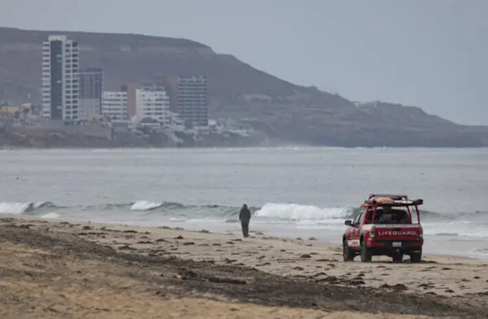 Un socorrista conduce hacia la desembocadura del río Tijuana a las afueras de San Diego, California, el 19 de septiembre de 2024. (John Fredricks/The Epoch Times)