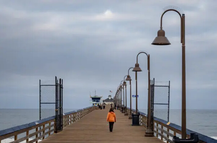 Una mujer camina por el muelle de Imperial Beach en Imperial Beach, California, el 19 de septiembre de 2024. (John Fredricks/The Epoch Times)