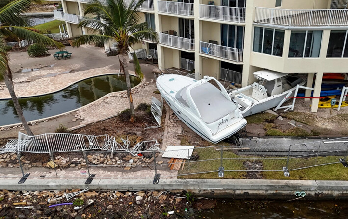 Barcos en tierra después de ser empujados a la costa por las aguas de la inundación provocada por el huracán Helene, en San Petersburgo, Florida, el 28 de septiembre de 2024. (Mike Carlson/AP Photo)