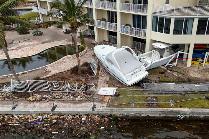 Barcos en tierra después de ser empujados a la costa por las aguas de la inundación provocada por el huracán Helene, en San Petersburgo, Florida, el 28 de septiembre de 2024. (Mike Carlson/AP Photo)