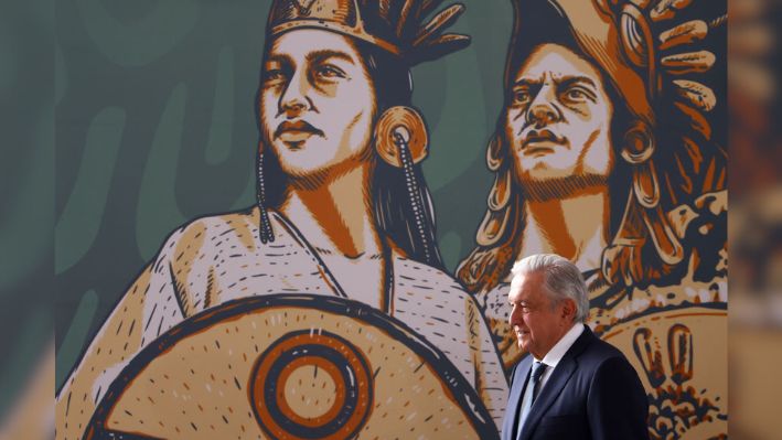 El presidente de México, Andrés Manuel López Obrador, observa durante una ceremonia para conmemorar los 500 años de resistencia indígena en México en el Zócalo el 13 de agosto de 2021 en la Ciudad de México, México. El presidente López Obrador y su gobierno decidieron conmemorar la fecha no como un recuerdo de la caída del imperio mexica, sino como los 500 años de resistencia indígena en el país. (Hector Vivas/Getty Images)