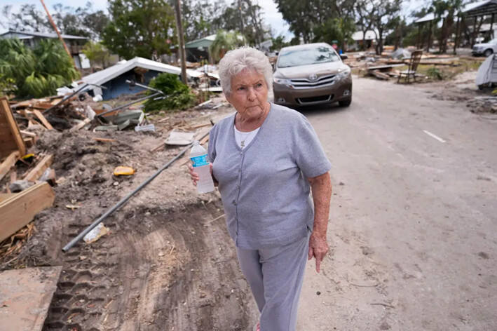 Elsie Hicks observa la destrucción de la casa en la que ha vivido durante 25 años, tras el paso del huracán Helene, en Horseshoe Beach, Florida, el 28 de septiembre de 2024. (Gerald Herbert/Foto AP)