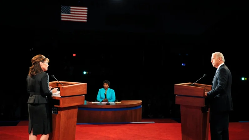 El candidato demócrata a la vicepresidencia, el entonces senador Joe Biden (D-Del.), y la candidata republicana a la vicepresidencia, la exgobernadora de Alaska Sarah Palin (I), frente a frente durante el debate vicepresidencial en St. Louis, Mo., el 2 de octubre de 2008. (Don Emmert-Pool/Getty Images)