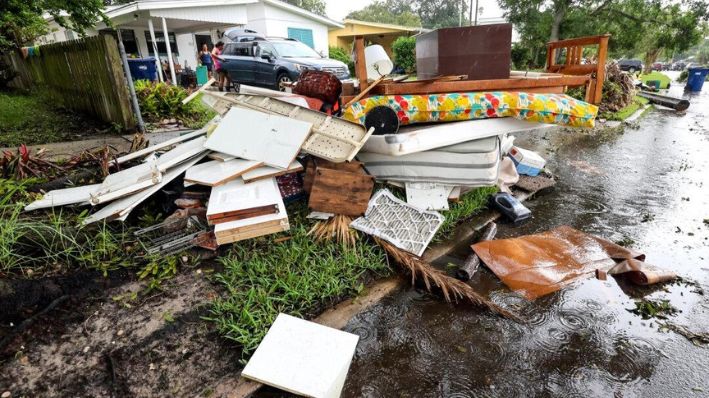 Los residentes limpian los muebles de su casa después de las inundaciones del huracán Helene en Davis Island, en Tampa, Florida, el 28 de septiembre de 2024. (Mike Carlson/AP Photo)