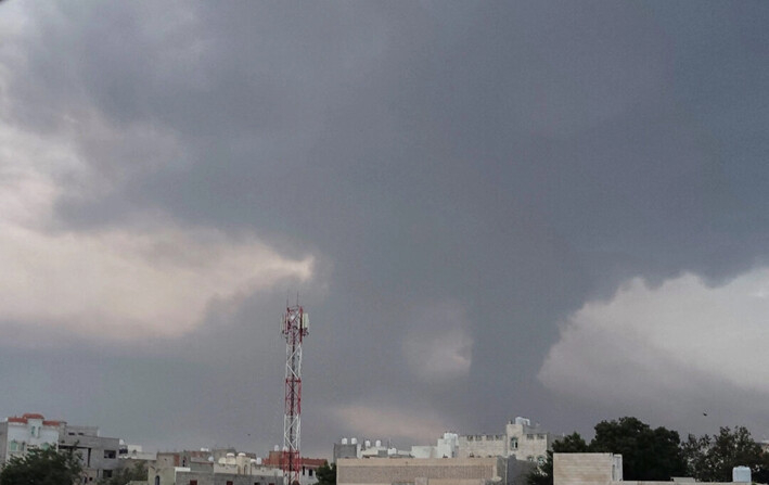 Humo sobre el lugar de los ataques aéreos israelíes en la ciudad portuaria de Hodeidah, en el Mar Rojo, Yemen, el 29 de septiembre de 2024. (Stringer/Reuters)