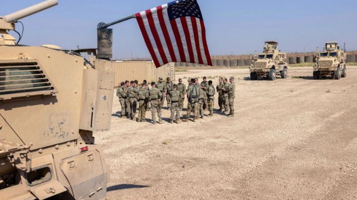 Los soldados del ejército de Estados Unidos se preparan para salir a patrullar desde un remoto puesto de combate en el noreste de Siria el 25 de mayo de 2021. (John Moore/Getty Images)