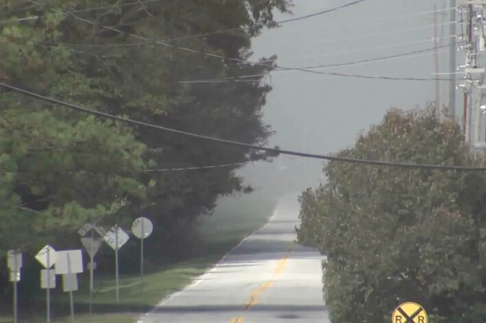 El humo llena el aire debido a un incendio en la cercana planta de BioLab en Conyers, Georgia, el 29 de septiembre de 2024, en una imagen de vídeo. (WSB-TV vía AP)