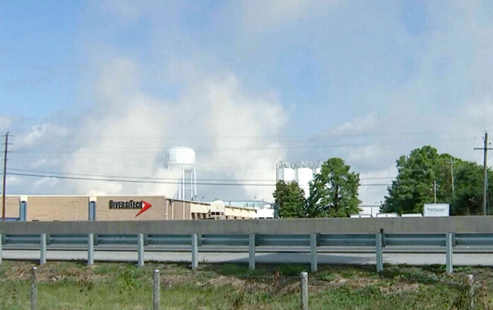 El humo se eleva desde el techo de una planta de BioLab en Conyers, Georgia, el 29 de septiembre de 2024, en una imagen tomada de un video. (WSB-TV vía AP)