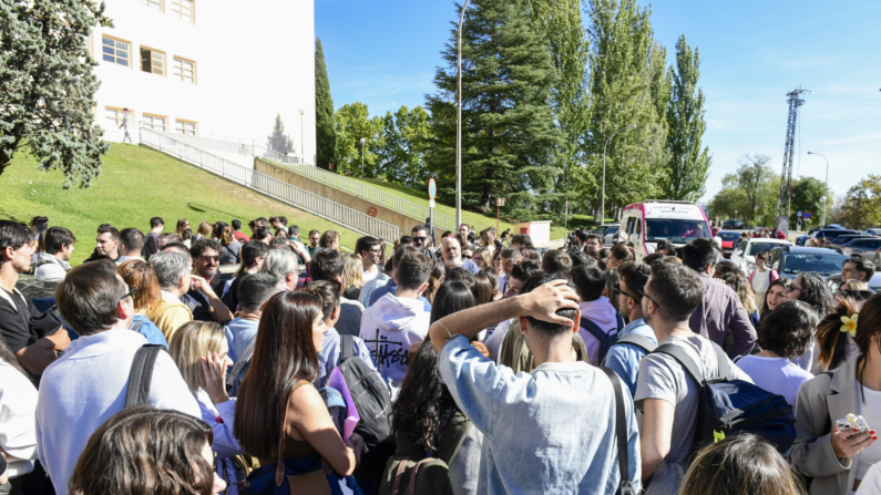 Aspirantes a personal fijo de RTVE en la categoría de informador se concentran este domingo en el exterior de la Facultad de Ciencias Económicas de la Universidad Complutense de Madrid después de que el ente público haya decidido aplazar las oposiciones por "motivos de fuerza mayor". EFE/ Víctor Lerena