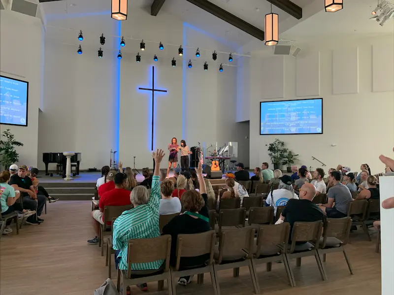 Miembros de la Primera Iglesia Presbiteriana de Tampa se ofrecen como voluntarios para ayudar a sus vecinos a recuperarse de las inundaciones durante el huracán Helene el 29 de septiembre de 2024. (T.J. Muscaro/The Epoch Times)