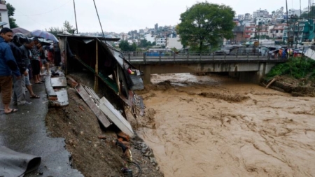 Aumentan a 193 los muertos por inundaciones en Nepal mientras siguen las labores de rescate