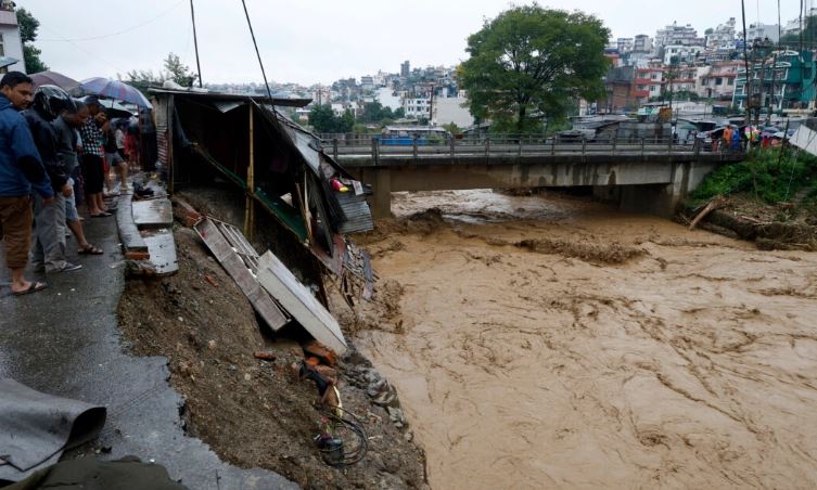 Aumentan a 193 los muertos por inundaciones en Nepal mientras siguen las labores de rescate