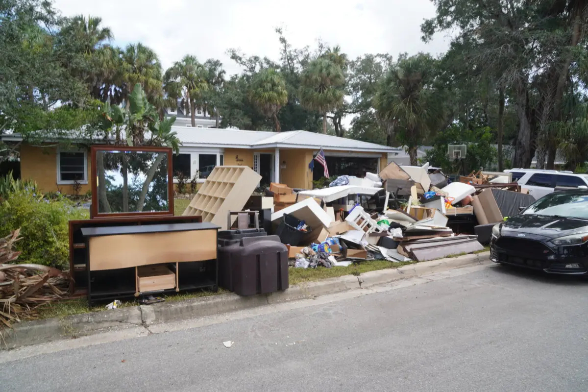 Escombros amontonados frente a la casa de Aubree y Austin Figler el 29 de septiembre de 2024, después de soportar más de un metro de inundación durante el huracán Helene. (T.J. Muscaro/The Epoch Times)