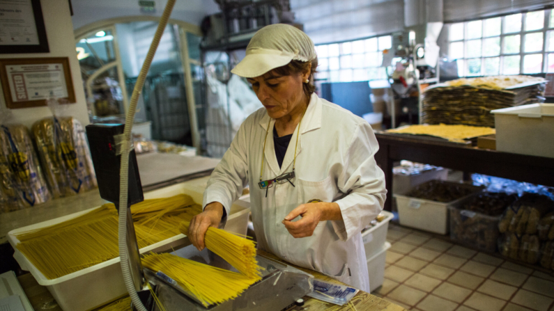 Una empleada empaqueta espaguetis en la fábrica de Pasta Sanmarti el 27 de octubre de 2015 en Caldes de Montbui, España. (Foto de David Ramos/Getty Images)