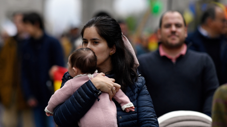 Una mujer besa a un bebé mientras participa en la marcha contra el aborto «Sí a la vida» el 27 de marzo de 2022 en Madrid. Cientos de personas marcharon por el centro de Madrid para protestar contra el aborto mientras el gobierno español prepara una ley para garantizar el acceso a este procedimiento en los hospitales públicos. (Foto de OSCAR DEL POZOOSCAR DEL POZO CANAS/AFP via Getty Images) 