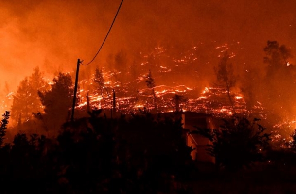 Un incendio forestal quema un bosque cerca del pueblo de Kallithea, a unos 149 kilómetros al oeste de Atenas, Grecia, en la región de Corintia, el 29 de septiembre de 2024. (Foto AP)